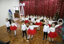 Novogodišnja priredba u vrtiću „Pčelica“: Radost, osmijesi i 520 paketića za najmlađe Zeničane