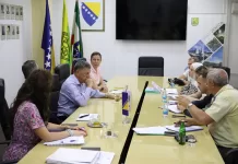 Javni prevoz nastavlja sa redovnim funkcionisanjem, bez ikakvih promjena u odnosu na dosadašnji režim saobraćanja.